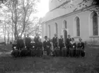 Konfirmation, konfirmander och en präst.
Svennevads kyrka.