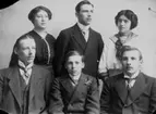 Gruppbild, sex personer.
Alma och Gustaf Ferdinand Hallbergs döttrar och söner.
Övre raden: Lilly, född 1893-11-23 vid Norra Hyddan i Svennevad, död 1946-04-08 på Länslasarettet i Örebro. Anton, född 1890-03-26 i Ohio, USA, död 1984-01-30 vid Norra Hyddan i Svennevad. Anna, född 1896-03-13 vid Norra Hyddan i Svennevad, död 1992-02-19 vid Norra Hyddan i Svennevad.
Nedre raden: Arthur, född 1885-08-07 i Ohio, USA, död 1963-08-13 i Svennevad. Axel, född 1899-05-16 vid Norra Hyddan i Svennevad, död 1984-01-28 vid Norra Hyddan i Svennevad. Aron, född 1887-11-12 Ohio, USA, död 1969-12-24, Kungsgatan 8 i Nora.