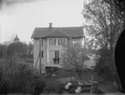 Bostadshus, två män.
Svennevads kyrka i bakgrunden.
Nya Norra Hyddan i Svennevad. Förmodligen: Anton Hallberg, Axel Hallberg, Sigrid Hallberg och Edit Hallberg.