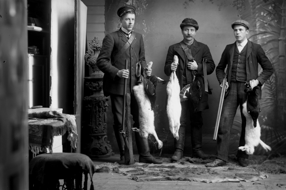 Tre jägare med gevär och kaniner och fåglar.
Arthur Hallberg, född1885-08-07 i Ohio, USA, död 1963-08-13 i Svennevad.
Amandus Hildor, född 1876-07-23 vid Södra Sättra i Svennevad, död 1962-11-23 vid Olaus Petri församling i Örebro.
Anton Hallberg, född1890-03-26 i Ohio, USA, död1984-01-30 vid Norra Hyddan i Svennevad.
Arthur var gift med Amandus syster Hilda Johansson, född 1882-10-07 vid Pellagården i Svennevad, död 1951-10-13 i Örebro.