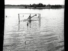 Här tränar Gösta Klingberg vattenpolo med kompisar.