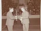 Handboll, Idrottshuset 1947. Sven-Olle Gårdrup, lagledare i ÖSK, byter gåva med gästande lagledare.