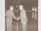 Handboll, Idrottshuset 1948.
Sven-Olle Gårdrup gratuleras till seriesegern.