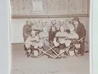 Ishockey; Örnsro, Örebro Idrottsplats 1947.
BK Forward: Bakre raden fr.v: Rune Jansson, ledare, Bertil Järhede, Nils Andersson, Harald Medin, Rolf Bergström, lagledare Allan Yxner.
Främre raden fr.v: Lars Olle Widlund, Georg Svensson, Tage Karlsson, Börje Folkesson och Erik Svensson.
