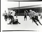 Orvar Bergmark i typisk stil. Målv. Karl-Ivar Ekberg t.v. Orvar spelade 375 matcher i ÖSK och 20 i landslaget åren 1948-1966.