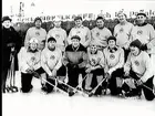 Bandy. ÖSK veteranlag, lagl. Lasse Åkerström.