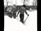 Bandy. Askersund - ÖSK.
IFK Askersunds -spelarna på väg ut till match är Håkan Persson, Hans Bergsten  och målvakten Gösta 