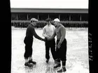 Bandy. Slantsingling mellan Micke Bergström, Nässjö och Jörgen Wasberg, ÖSK.