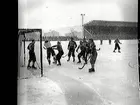 Bandy.
ÖSK-Västerås SK. 4-3. Situationsbilder.