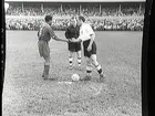 Fotboll, Eyravallen. ÖSK-Stade Francies, Paris. Slantsingling, lagkapten Sten Dahl i mitten.