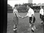 Västerås-ÖSK res. 4-1. Sten Dahl ÖSK:s kapten får blommor för serieseger 1947-1948.