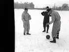 Tränare Georg Reinor på grusplan med Åke Engvall och Lennart Andersson.