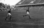 Fotbollsmatch mellan Sverige-Danmark på Råsunda fotbollsstadion.
Gurra Sjöberg AIK (Stockholm) springer in på plats.