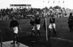 Herold Wolfbrandt lämnar planen med kompisar, Råsunda fotbollsstadion, Stockhom.