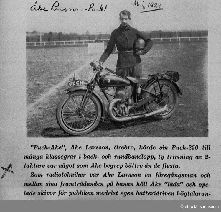 Radioman Allan Larsson med sin motorcykel (det är en 250 cc motorcykel), märke Puch 250.