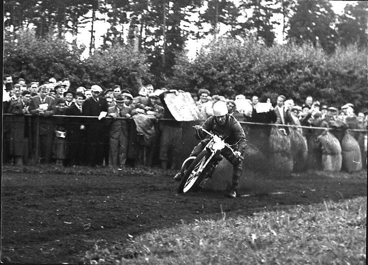 Kumla "Frasse" (Evert) Fransson vid Kumla Idrottspark, 10 juni 1945. 
Fransson blev tvåa efter Bertil Carlsson, Djursholm.