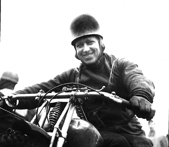 Kumla "Frasse" (Evert) Fransson vid Kumla Idrottspark, 10 juni 1945.