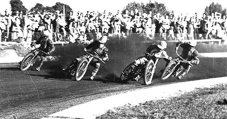 Speedwaytävlingar.
Kumla Motorstadion 9 sept 1951.
Indianerna- Monarkerna.
Från vänster: Georg Hellgren Indianerna, Eskil Carlsson Monarkerna, Göte Olsson Indianerna, Ove Nilsson Monarkerna.