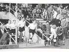 Målvakt Berndt Karlsson springer in på fotbollsstadion följd av A.Hedberg, R.Wilhelmsson, L.Alpstam och E.Blomkvist