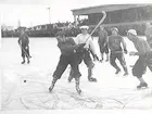 Slottsbroback slår bort bollen framför Olle Sääv och Tjappe Magnusson.