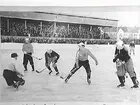 Bandy. ÖSK målvakt Gösta Andersson fångar bollen mot AIK.