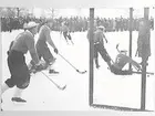 Bandy vid Askersunds idrottsplats.
 ÖSKs enda mål. Närmast kameran Karl-Erik Hagman IFK Askersund.