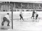 Bandy vid Eyravallen.
 Köping skjuter mot ÖSK-målet.