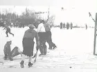 Bandymatch i Grängesberg.
 Sven Bergström sitter och ser på när Säävs målboll går in.