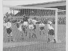 Fotbollsmatch på Eyravallen.
 Malmöhörna, B Karlsson boxar bollen.