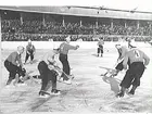 Bandy vid Eyravallen mellan Sverige och Finland. 
Situation Finland-Sverige.