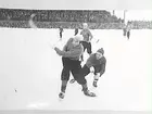 Bandymatch på Eyravallen mellan ÖSK och Karlstad Göta.
Tjappe Magnusson i kamp mot Herman Jonasson, Göta.