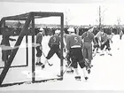 Bandymatch mellan ÖSK och Askersund vid Askersunds IP.
 Askersund väl samlat men Bruno Karlsson ÖSK gör 1-0, i DM final.