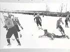 Bandymatch mellan ÖSK och Askersund vid Askersunds IP.
 Reveny i Askersundsmålet tar bollen.