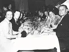 559:ÖSKs 40-års jubileum, gästerna vid borden inväntar maten på Stora Hotellet.
T.v Astrid Walldén, 'Putte' Franzén och t.h. Valter Walldén och Eva Franzén.