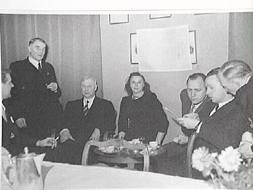 ÖSKs 40-års jubileum.
Ola Hellstrand läser för Vijk-Sjöbäck, Ragnhild Sjöbäck, Harald Åkerberg, M.Eklöv. 
3:a fr vänster: Harald Åkerberg, Ragnhild Sjöbäck, född Åkerberg och Gösta Sjöbäck.
