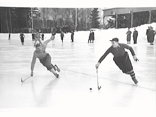 Bandy vid Eyravallen.
Olle Sääv, ÖSK går förbi en spelare från motståndarlaget.