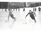 Bandy vid Eyravallen.
Olle Sääv, ÖSK går förbi en spelare från motståndarlaget.