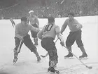 Bandy vid Stockholms stadion.Sverige-Finland. Jojje Gustafsson och nr.10 Olle Sääv i kamp med Finska försvaret.