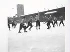 ÖSK-Bollnäs.
ÖSK bandylag lyckades vinna södergruppen 1951 med en poäng före Västerås SK och det betydde första SM-finalen för ÖSK. Bollnäs svarade för motståndet och matchen började bra  för ÖSK:s del. Olle Sääw gjorde både 1-0 och 2-0, men hälsingarna gav inte tappt. Efter reducering till 1-2 kunde Henry Johansson kvittera till 2-2 på ett långskott och i slutskedet lyckades Per-Olof Andersson hitta rätt med ett skott som gav Bollnäs segern med 3-2. På bilden ser vi Tage Magnusson göra en handstoppning, vilket var tillåtet på den tiden. Han är ivrigt påpassad av hälsingeförsvaret där Snoddas Nordgren syns i vita mössan.Joje Gustafsson till vänster och Olle Sääw avvaktar Tages förehavanden.