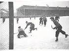 Bandy vid Eyravallen.
Situationsbild från ÖSK-Göta Karlstad. Bollen passerar Gösta Klingberg till Curt Wiklund.