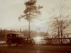 Bil vid sjön Vikern. 
Bilen är en Oldsmobile modell 30 från 1923-24 med en 42 hästkrafters sexcylindrig motor. Den registrerades den 2:e april 1924 på fröken Jenny Larsson, Örebro, och fick registreringsnummer T99. År 1930 ägdes den fortfarande av Jenny Larsson.