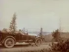 Fjällmotiv med bilen i förgrunden, Härjedalen. 
Bilen är en Oldsmobile modell 30 från 1923-24 med en 42 hästkrafters sexcylindrig motor. Den registrerades den 2:e april 1924 på fröken Jenny Larsson, Örebro, och fick registreringsnummer T99. År 1930 ägdes den fortfarande av Jenny Larsson.