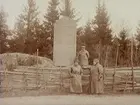 Familjegrupp vid monumentet till minne av unionen med Norge 1814