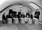 Bengt Holmströms orkester, åtta män med musikinstrument.