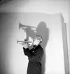 En man med musikinstrument (trumpet).
Lars Resberg