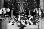 Interiör av Nikolaikyrkan, begravning, likkista och begravningskransar.
Sjökvists Begravningsbyrå.