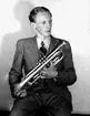 En man med musikinstrument (trumpet).
Folke T.