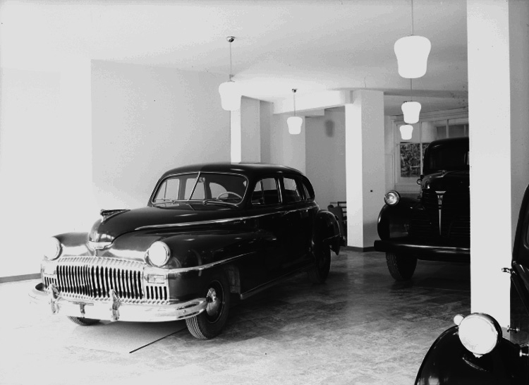 Siemens, garaget, personbilar. 
Bilen till vänster är av märket DeSoto 1946-48.