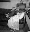 Rumsinteriör, tre barn, barndop.
Fru Nils Nilsson