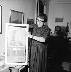 Interiör, en kvinna.
Konstnär Inga Berg